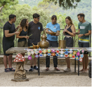 Grupo degustando productos locales en una mesa exterior