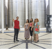 Personas recorriendo un espacio cultural del destino